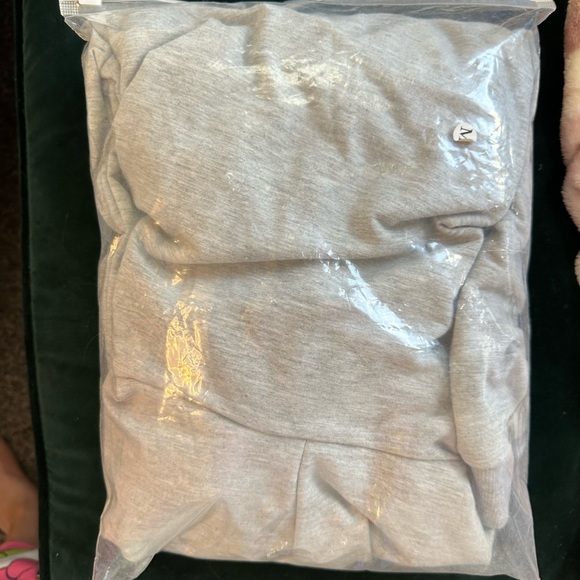 Brand New Cat Poxket Hoodie - Picture 2 of 3